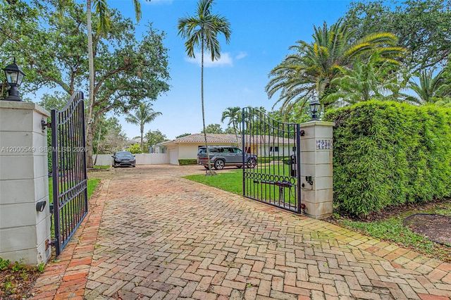 7230 SW 104th St, Pinecrest, FL 33156