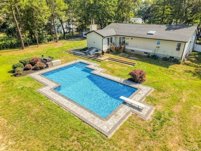 24 Bauer Avenue, Manorville, NY 11949