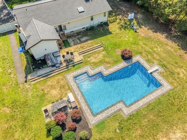 24 Bauer Avenue, Manorville, NY 11949