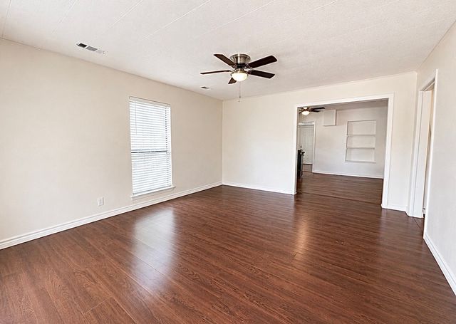 502 W Paine Avenue, Comanche, TX 76442