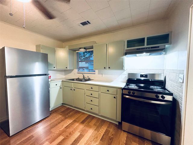 502 W Paine Avenue, Comanche, TX 76442