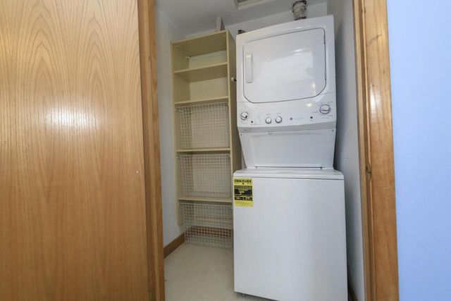 18695 Brookfield Lake COURT #38, Brookfield, WI 53045