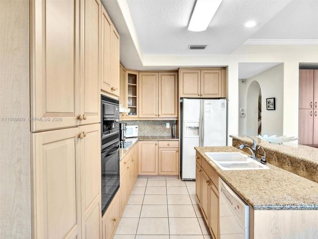 20780 NE 32nd Ave, Aventura, FL 33180