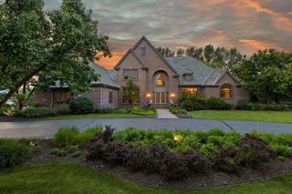 10625 N Pine Ridge DRIVE, Mequon, WI 53092