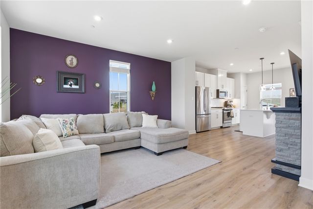 2013 Cade Dr, Monaca, PA 15061