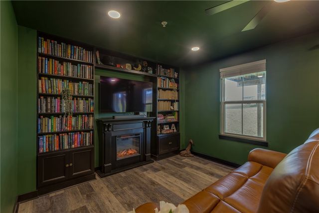 2013 Cade Dr, Monaca, PA 15061