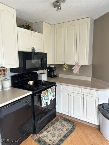 365 Village Pointe Drive A, Akron, OH 44313