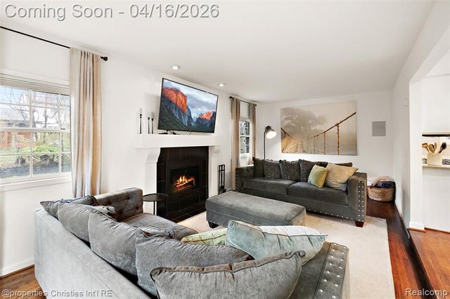 1628 Old Salem, Plymouth, MI 48170