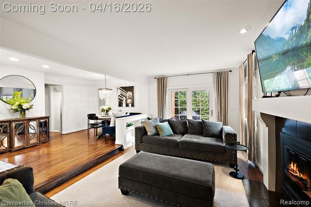 1628 Old Salem, Plymouth, MI 48170