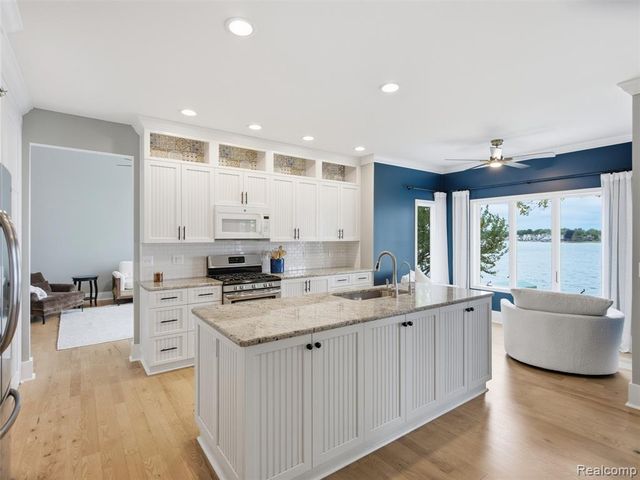 12224 Mantawauka Drive, Fenton, MI 48430