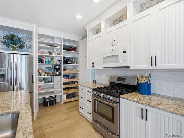 12224 Mantawauka Drive, Fenton, MI 48430