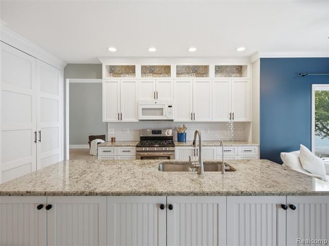 12224 Mantawauka Drive, Fenton, MI 48430