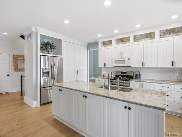 12224 Mantawauka Drive, Fenton, MI 48430