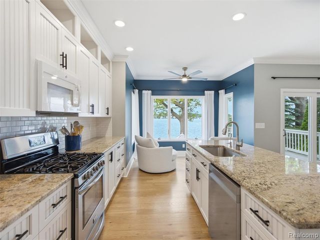 12224 Mantawauka Drive, Fenton, MI 48430
