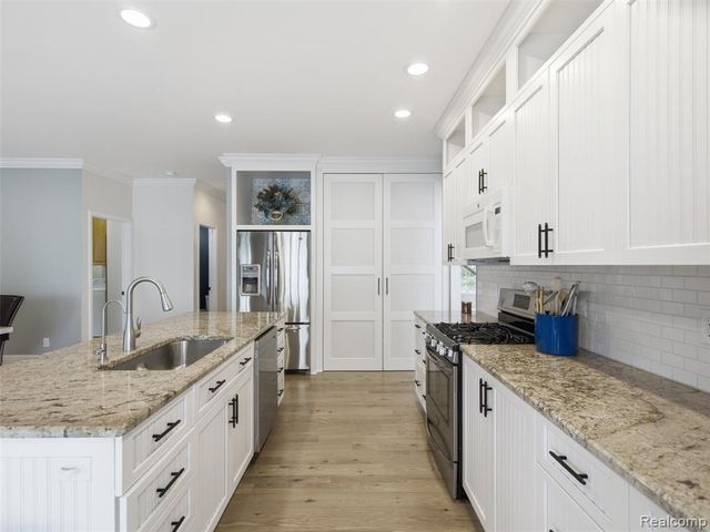 12224 Mantawauka Drive, Fenton, MI 48430