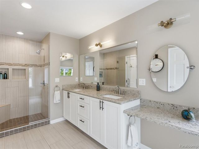 12224 Mantawauka Drive, Fenton, MI 48430