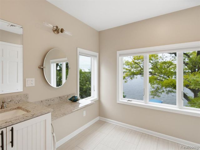 12224 Mantawauka Drive, Fenton, MI 48430