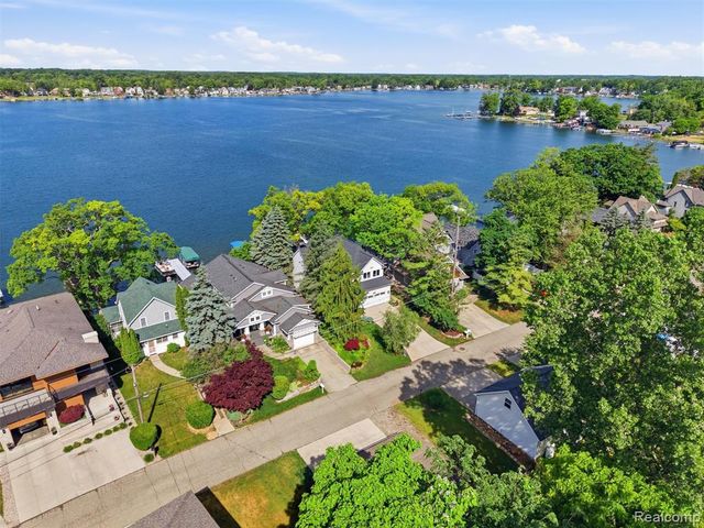 12224 Mantawauka Drive, Fenton, MI 48430