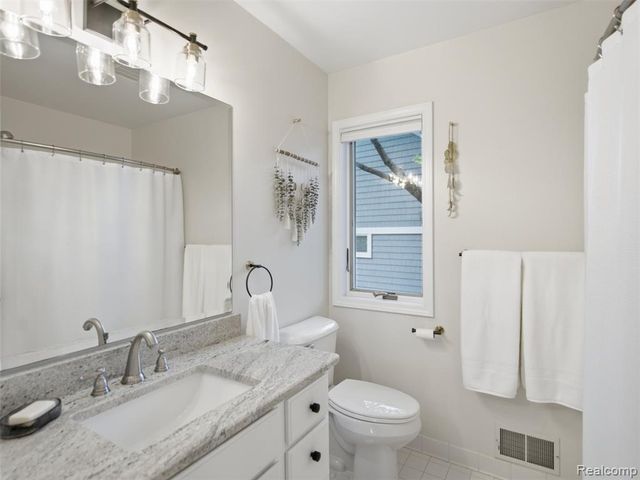 12224 Mantawauka Drive, Fenton, MI 48430