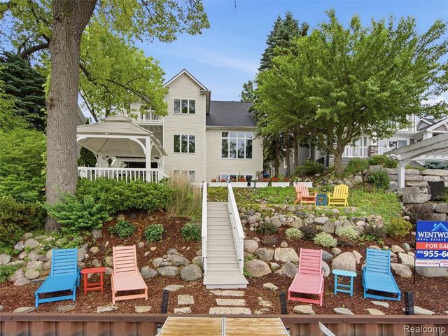 12224 Mantawauka Drive, Fenton, MI 48430