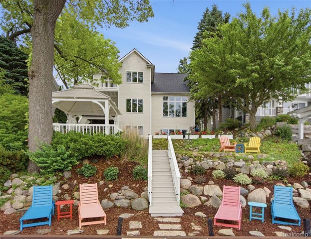 12224 Mantawauka Drive, Fenton, MI 48430