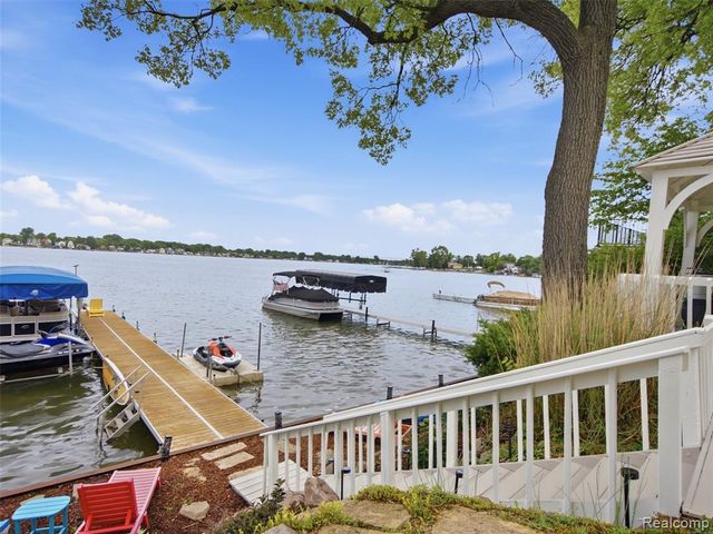 12224 Mantawauka Drive, Fenton, MI 48430