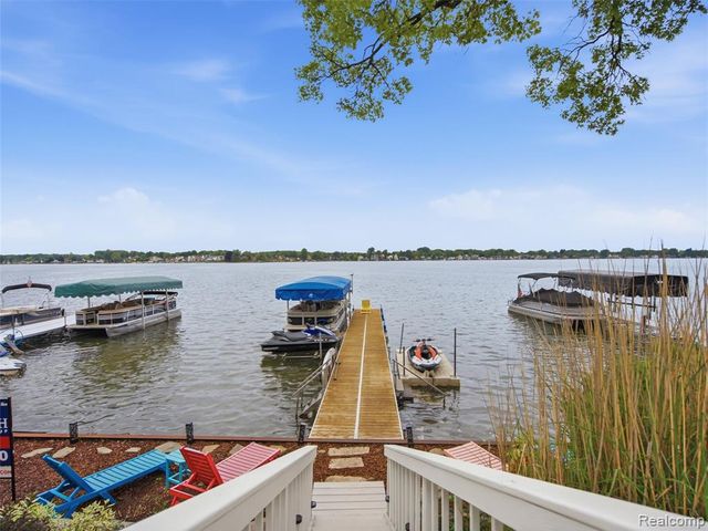 12224 Mantawauka Drive, Fenton, MI 48430