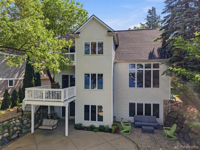 12224 Mantawauka Drive, Fenton, MI 48430