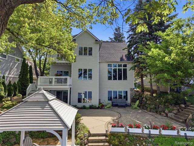 12224 Mantawauka Drive, Fenton, MI 48430