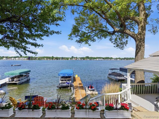 12224 Mantawauka Drive, Fenton, MI 48430