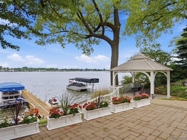 12224 Mantawauka Drive, Fenton, MI 48430