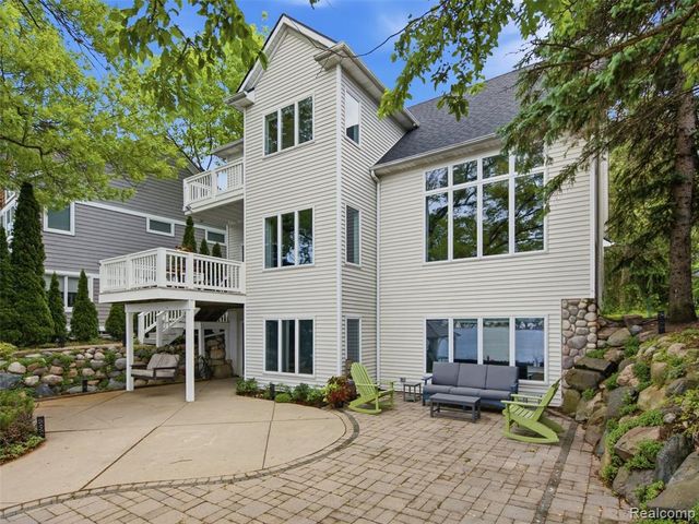 12224 Mantawauka Drive, Fenton, MI 48430