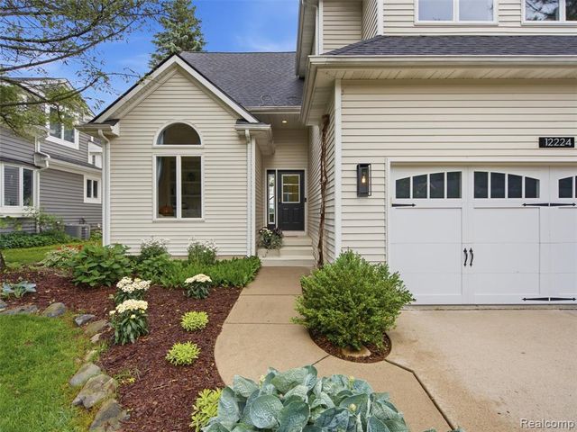12224 Mantawauka Drive, Fenton, MI 48430