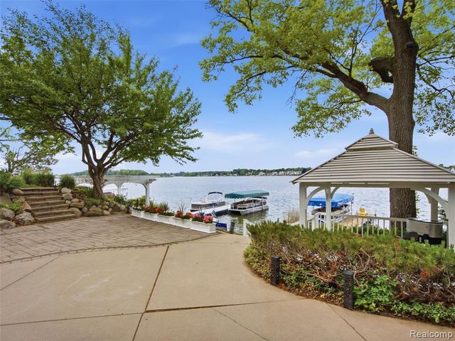 12224 Mantawauka Drive, Fenton, MI 48430