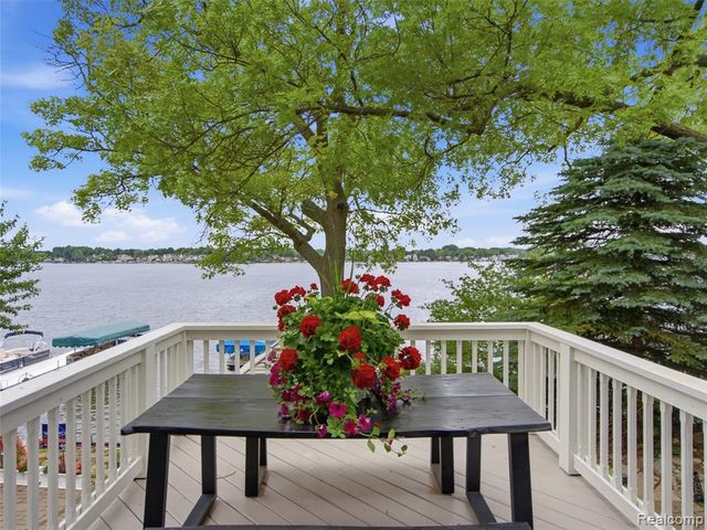 12224 Mantawauka Drive, Fenton, MI 48430