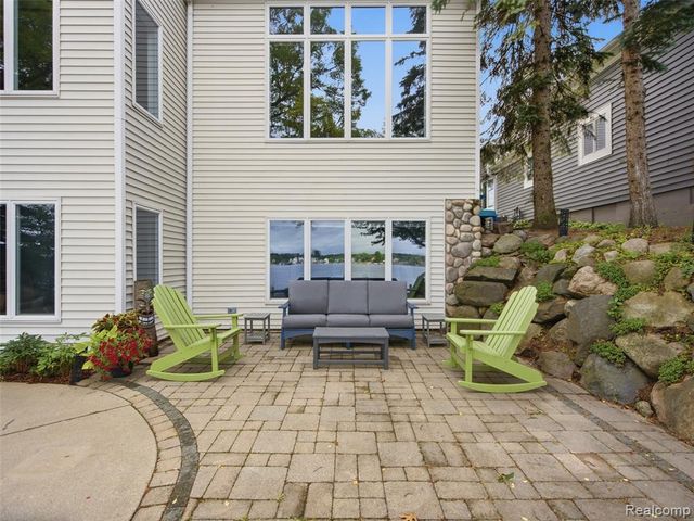 12224 Mantawauka Drive, Fenton, MI 48430