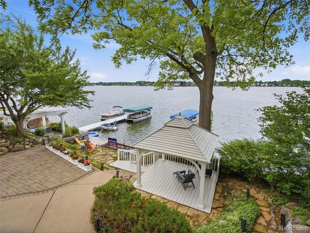 12224 Mantawauka Drive, Fenton, MI 48430