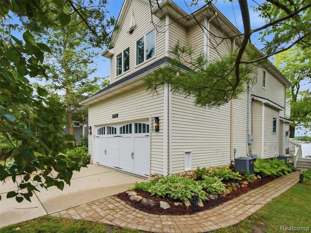 12224 Mantawauka Drive, Fenton, MI 48430