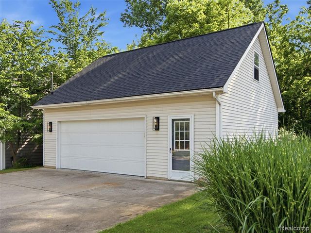12224 Mantawauka Drive, Fenton, MI 48430