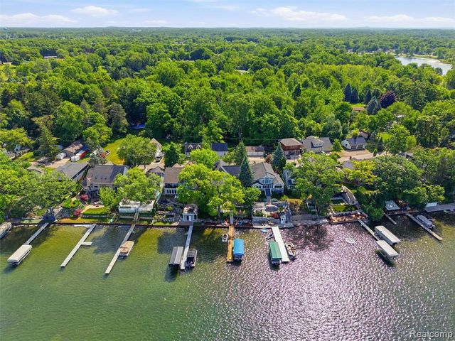 12224 Mantawauka Drive, Fenton, MI 48430
