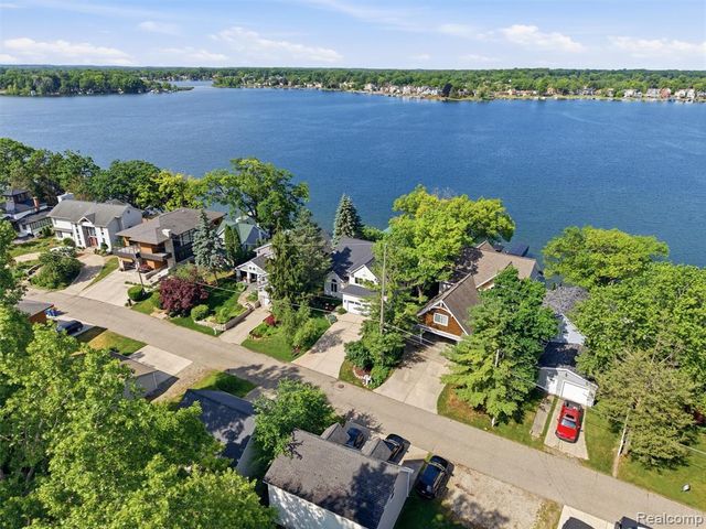 12224 Mantawauka Drive, Fenton, MI 48430