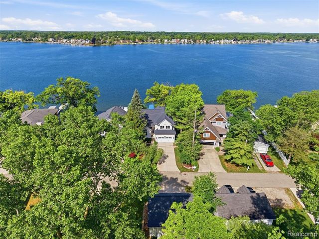 12224 Mantawauka Drive, Fenton, MI 48430