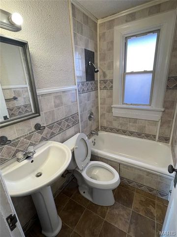 8343 Strathmore Place, Jennings, MO 63136