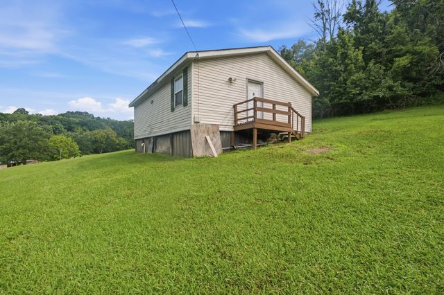 1305 Wolf Hill Rd, Bethpage, TN 37022