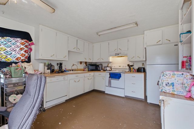 1305 Wolf Hill Rd, Bethpage, TN 37022