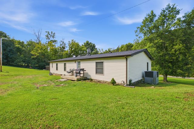 1305 Wolf Hill Rd, Bethpage, TN 37022
