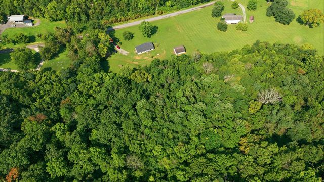 1305 Wolf Hill Rd, Bethpage, TN 37022