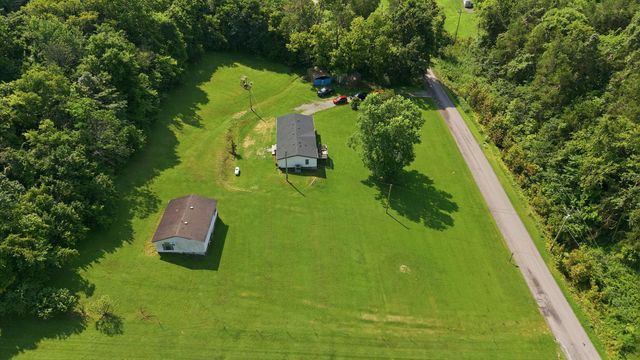 1305 Wolf Hill Rd, Bethpage, TN 37022