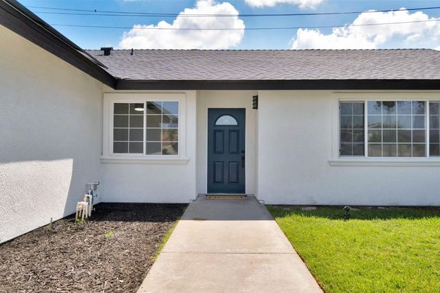 1505 Fountain Way, Madera, CA 93638