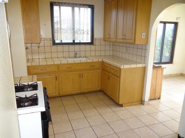 596 Walnut St, San Bruno, CA 94066